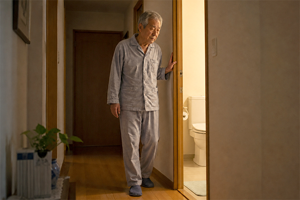 夜中にトイレに立つ男性